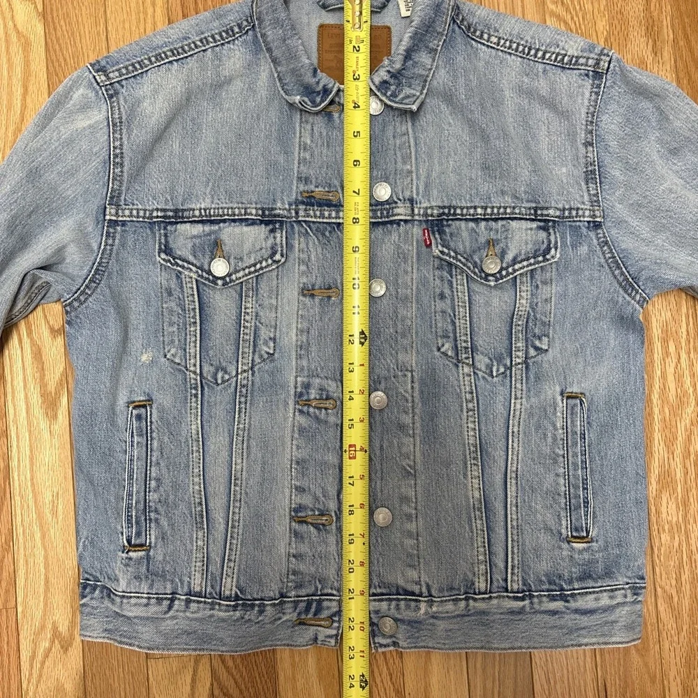 Levi's Light Stonewash Front Button Closure  Trucker Denim Jacket - Size Medium